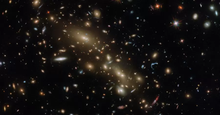Телескоп Хаббл зафіксував скупчення кількох галактик