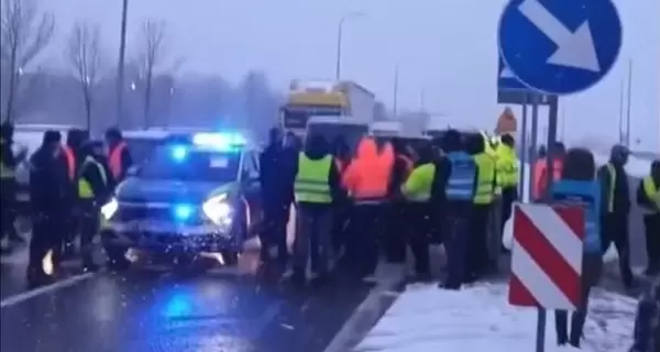 Украинские водители перекрывали дорогу в Перемышле в ответ на забастовку польских перевозчиков