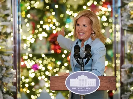 Джилл Байден показала різдвяний декор Білого дому з майже 100 ялинками