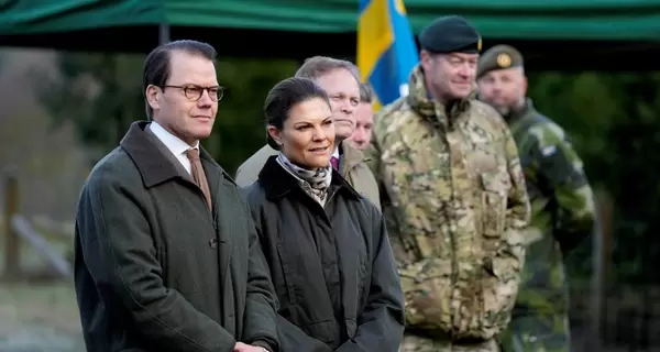 Шведські кронпринцеса Вікторія та принц Даніель відвідали навчання українських військових в Англії