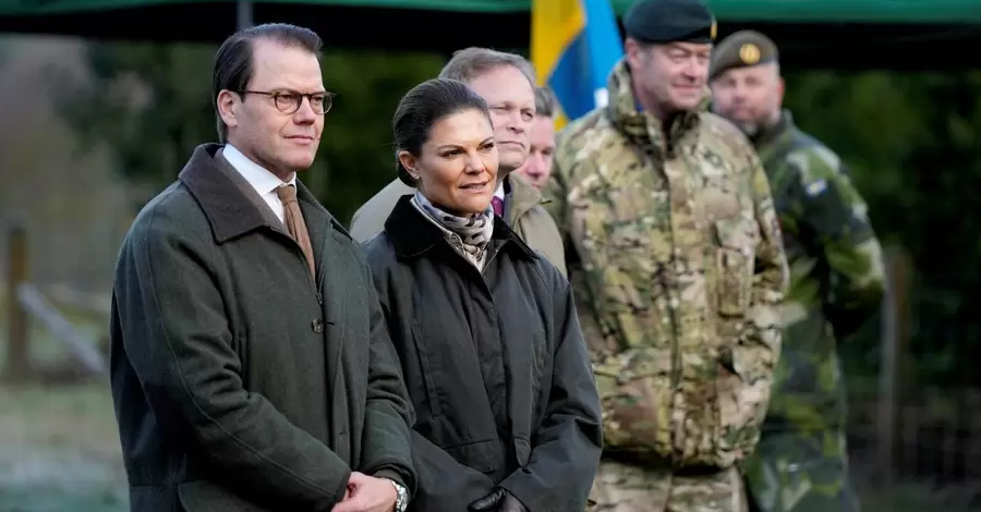 Шведские кронпринцесса Виктория и принц Даниэль посетили учения украинских военных в Англии