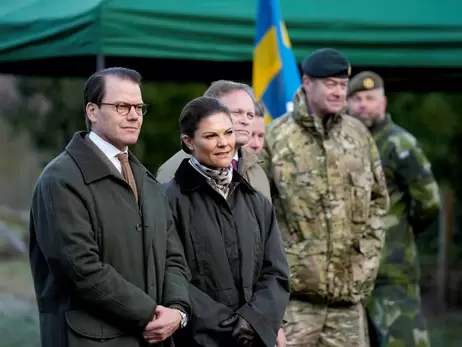 Шведські кронпринцеса Вікторія та принц Даніель відвідали навчання українських військових в Англії