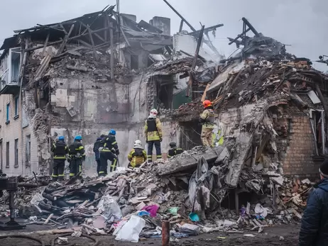 На Донеччині з-під завалів триповерхового будинку, в який влучила російська ракета, дістали двох загиблих