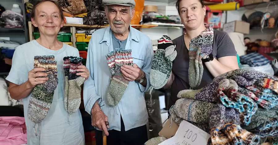 85-річний пенсіонер із Чернігова в'яже шкарпетки для військових: Скоро вже буде 120 пар