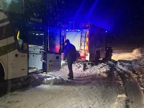 На Львівщині рятувальники витягували автобус з дітьми із снігової пастки
