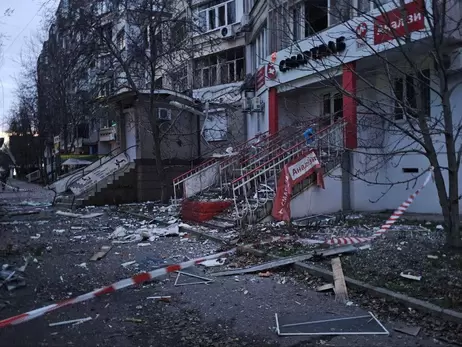 В результате российского обстрела многоэтажки в Херсоне погибла женщина и четверо раненых