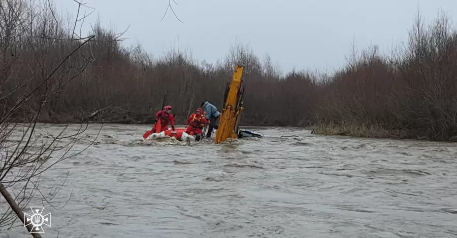 На Прикарпатье спасли мужчин, которые на тракторе съехали в реку с сильным течением