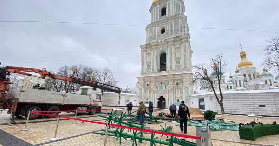 В центре Киева начали монтаж главной елки