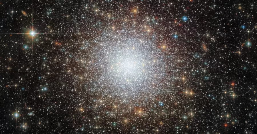 Телескоп Хаббл запечатлел шарообразное скопление звезд в Большом Магеллановом Облаке