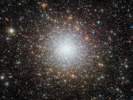 Телескоп Хаббл запечатлел шарообразное скопление звезд в Большом Магеллановом Облаке