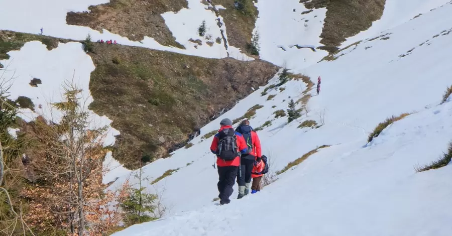 На Львівщині рятувальники знайшли чоловіка, який на добу загубився у горах