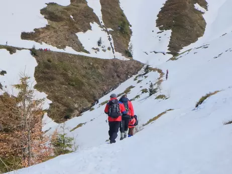 На Львівщині рятувальники знайшли чоловіка, який на добу загубився у горах