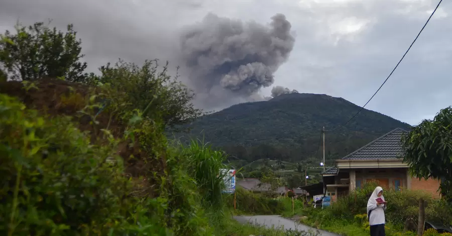 В результате извержения вулкана Марапи в Индонезии погибли 23 туриста