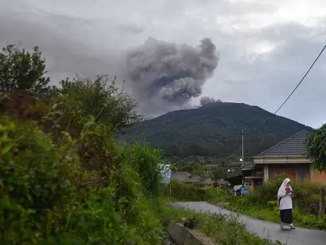 В результате извержения вулкана Марапи в Индонезии погибли 23 туриста