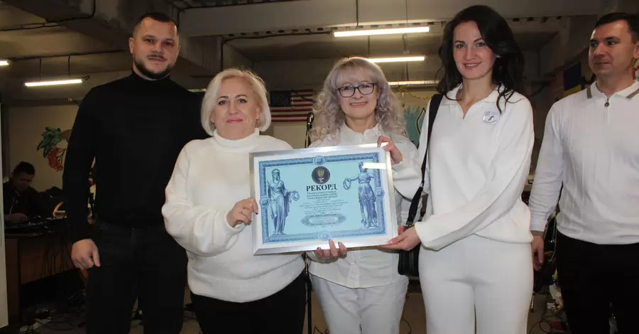 В Киеве волонтеры установили рекорд по плетению маскировочных сетей 