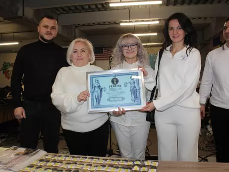 В Киеве волонтеры установили рекорд по плетению маскировочных сетей 