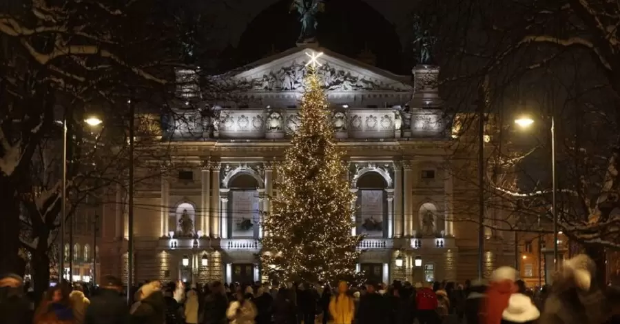 Во Львове торжественно открыли главную новогоднюю елку