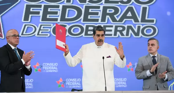 Мадуро объявил соседнюю Гайану 24-м штатом Венесуэлы и показал переделанную карту страны