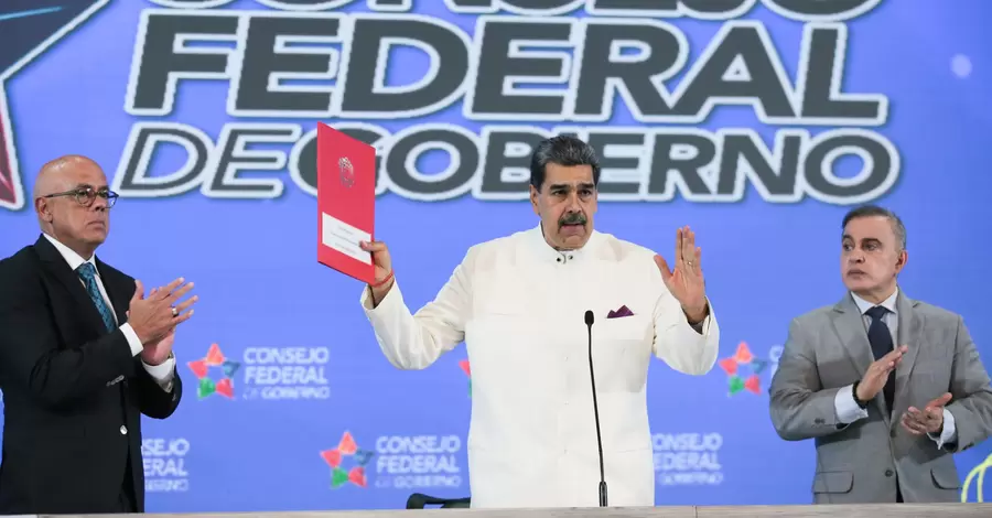 Мадуро объявил соседнюю Гайану 24-м штатом Венесуэлы и показал переделанную карту страны