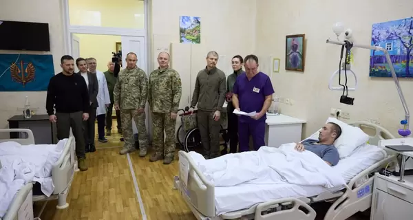 Зеленский в День ВСУ посетил военнослужащих в киевском госпитале