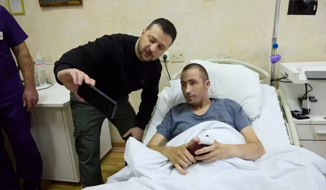 У День Збройних Сил президент відвідав у госпіталі українських захисників