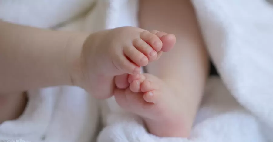 На Прикарпатье мужчина нашел возле своего дома тело новорожденного ребенка