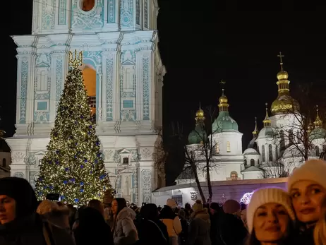 В Киеве на Софийской площади зажгли огни главной елки страны 