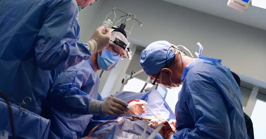 У Львові лікарі видалили жінці пухлину, яка 19 років вростала у хребет