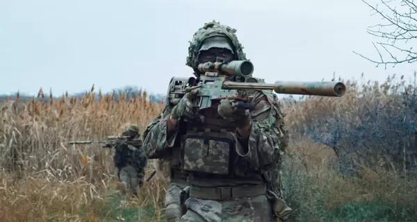 Український снайпер встигає і з ворогом воювати, і світові рекорди встановлювати