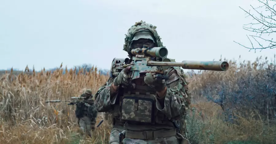 Український снайпер встигає і з ворогом воювати, і світові рекорди встановлювати