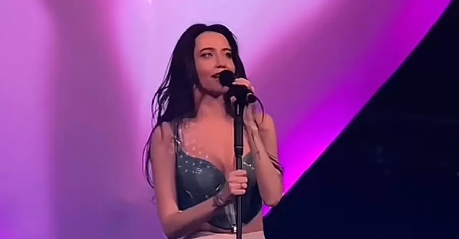 DOROFEEVA на концерте в Киеве спела с Кацуриным и продала плюшевые уши из клипа 
