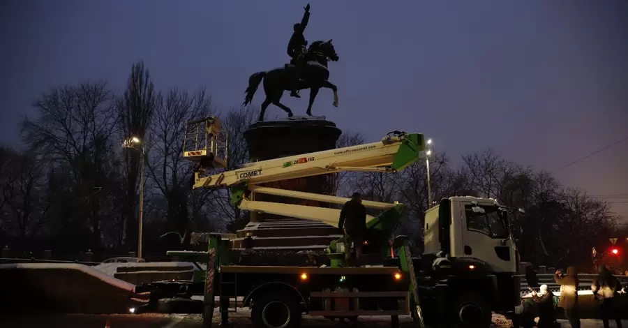 В Киеве начали демонтаж памятника Щорсу