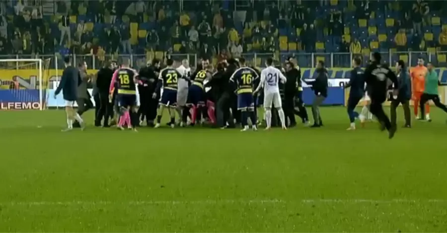 У Туреччині футболісти побили арбітра, федерація призупинила чемпіонат
