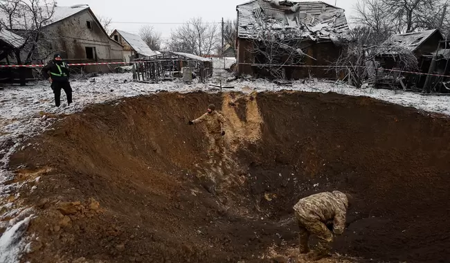 Вирва, яка утворилася після російського обстрілу Києва