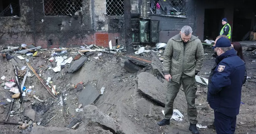 Жителей пострадавшей от ракетной атаки многоэтажки в Киеве разместили в школе