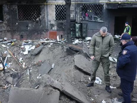 Мешканців постраждалої від ракетної атаки багатоповерхівки у Києві розмістили в школі