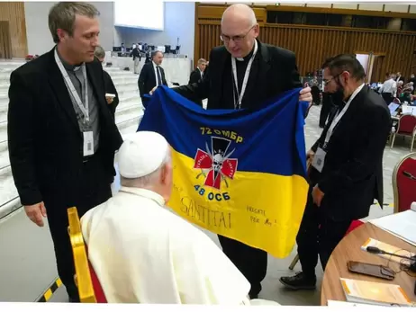 Папі Римському передали вишитий прапор України