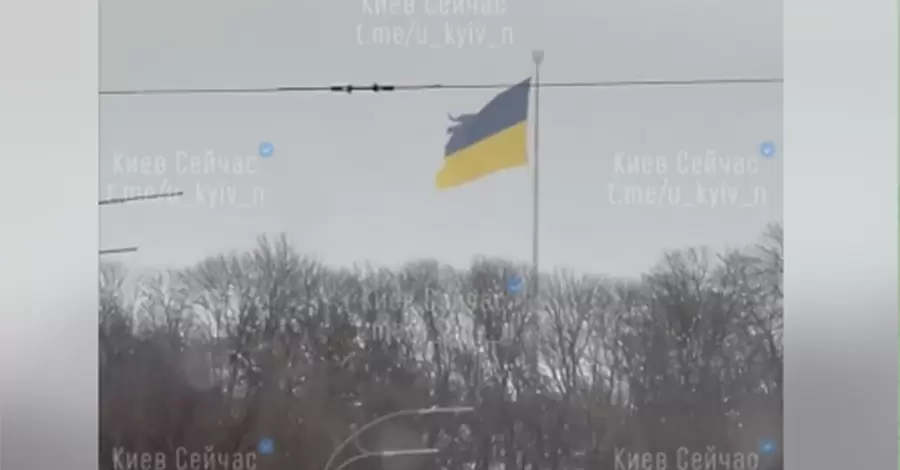 У Києві вітер знову пошкодив найбільший прапор України