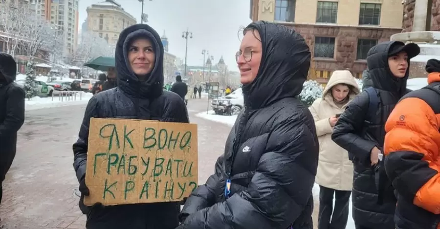 В центре Киева активисты требуют от властей выделять деньги на армию, а не 