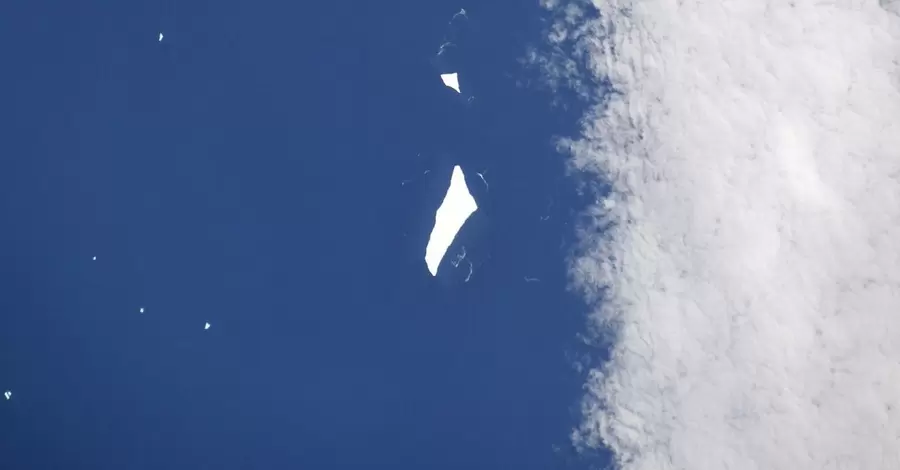 Астронавт из космоса показал, как выглядят гигантские айсберги в Южной Атлантике