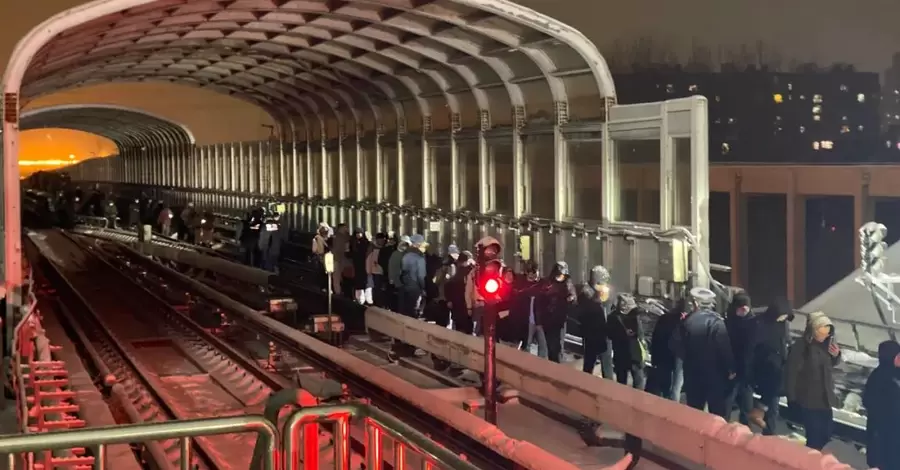 В Пекине столкнулись два поезда метро, пострадало полтысячи человек