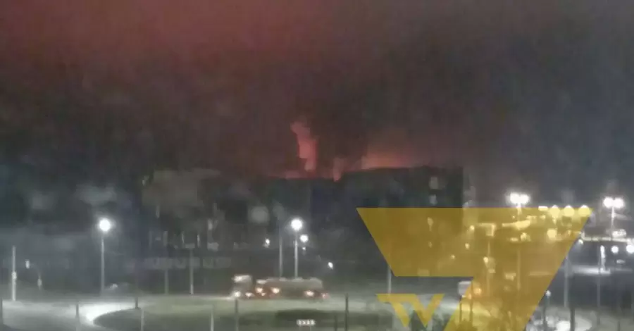 В Мариуполе прогремели мощные взрывы - на бетонном заводе и в районе ТРЦ 