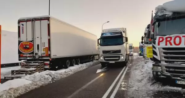 Польские перевозчики через суд добились разрешения опять заблокировать границу