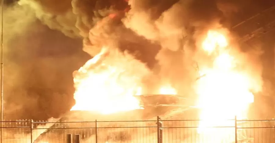 В окупованому Донецьку пролунали вибухи, повідомляють про пожежу на нафтобазі 