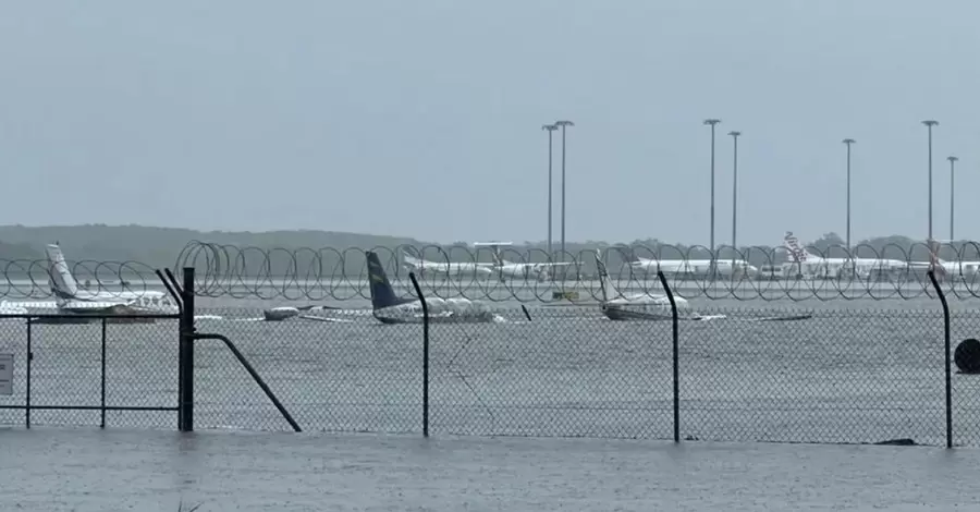 В Австралии из-за наводнения эвакуировали целый город, затоплен аэропорт, по улице плавали крокодилы 