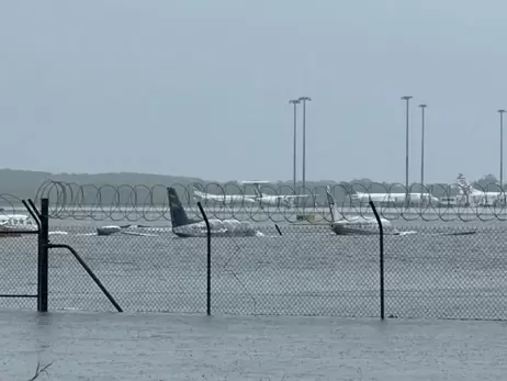 В Австралии из-за наводнения эвакуировали целый город, затоплен аэропорт, по улице плавали крокодилы 