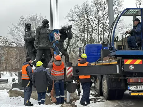 В Киеве снесли памятник экипажу бронепоезда 
