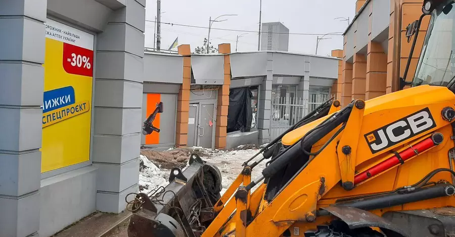 У Києві над аварійною станцією метро «Деміївська» почав просідати асфальт