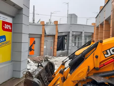 В Киеве над аварийной станцией метро «Демеевская» начал проседать асфальт
