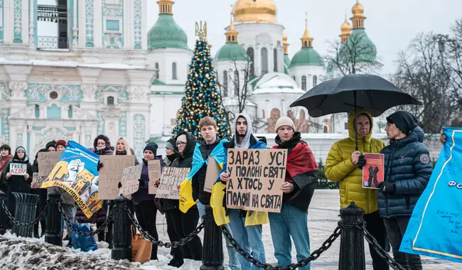 Родственники пленных вышли на акцию Free Azov в Киеве